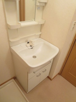 【洗面所】 | ノイ・ブローテＢ | スペースが確保できる洗面所です