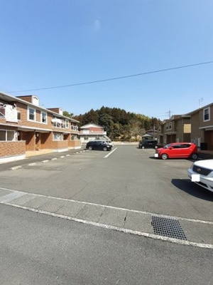 【駐車場】 | ノイ・ブローテＢ | 駐車場があるので、車を買う予定の方も安心です