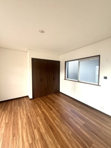 中古戸建　大東市中垣内7丁目（平成3年築）の洋室|収納多めの洋室