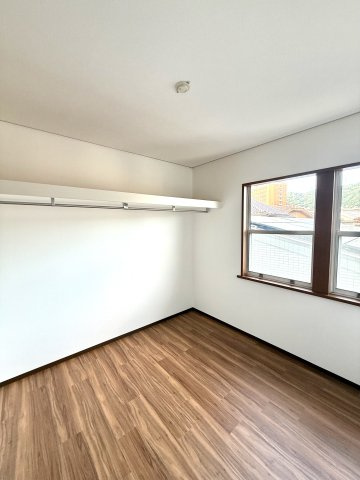 中古戸建　大東市中垣内7丁目（平成3年築）の洋室|明るく快適な洋室