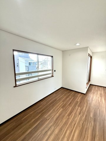 中古戸建　大東市中垣内7丁目（平成3年築）の洋室|大きめの窓がインパクトの洋室