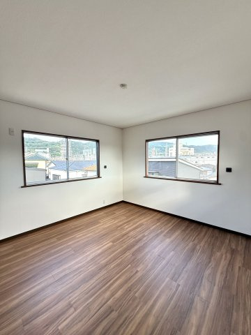 中古戸建　大東市中垣内7丁目（平成3年築）の洋室|2方向に窓のある通風良好な洋室