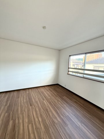 中古戸建　大東市中垣内7丁目（平成3年築）の洋室|明るい洋室