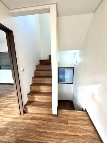 中古戸建　大東市中垣内7丁目（平成3年築）のその他|登りやすい緩やかな階段