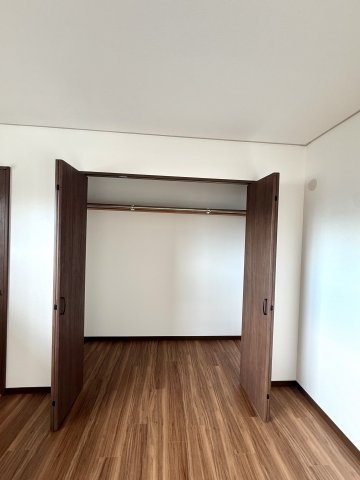 中古戸建　大東市中垣内7丁目（平成3年築）の収納|収納力豊富なクローゼット