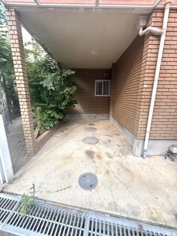 中古戸建　大東市中垣内7丁目（平成3年築）の駐車場|雨の日も濡れない駐車場