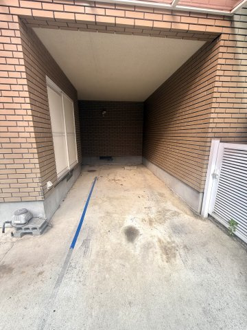 中古戸建　大東市中垣内7丁目（平成3年築）の駐車場|雨の日も濡れないビルトインガレージ