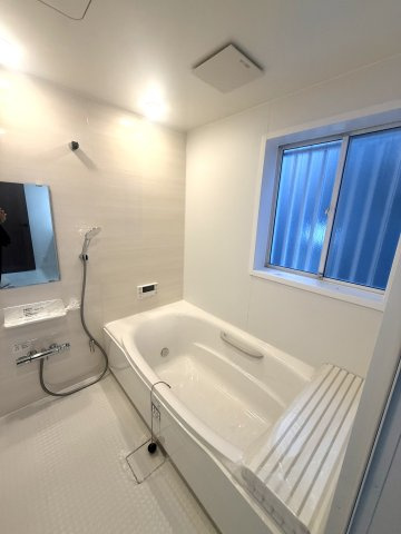 中古戸建　大東市中垣内7丁目（平成3年築）の浴室|大きな窓から光が降り注ぐ浴室