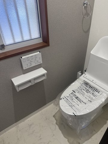 中古戸建　大東市中垣内7丁目（平成3年築）のトイレ|窓が大きく明るいトイレ