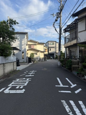 中古戸建　大東市中垣内7丁目（平成3年築）の前面道路含む現地写真|広々した前面道路