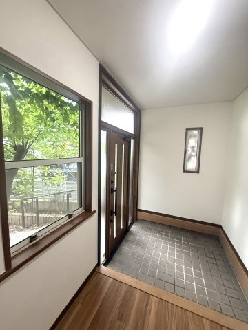 中古戸建　大東市中垣内7丁目（平成3年築）|大きな窓の明るい玄関