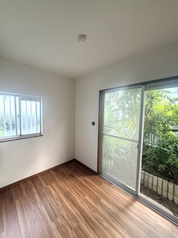 中古戸建　大東市中垣内7丁目（平成3年築）の洋室|窓から緑が眺められる洋室