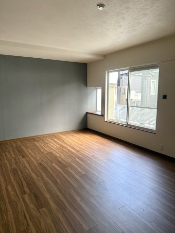 中古戸建　大東市中垣内7丁目（平成3年築）の洋室|広々した洋室