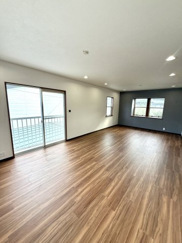 中古戸建　大東市中垣内7丁目（平成3年築）の居間・リビング|光が降り注ぐ広々とした洋室