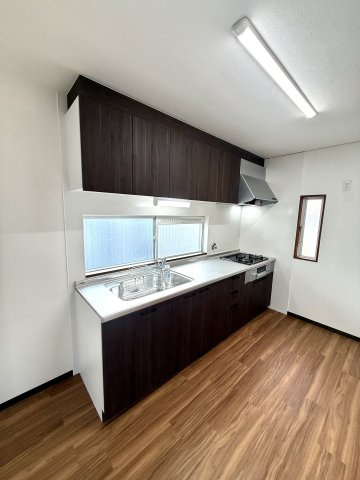 中古戸建　大東市中垣内7丁目（平成3年築）のキッチン|窓が多めのシステムキッチン