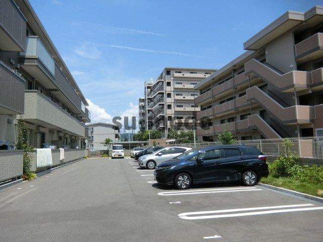 パインコートの駐車場