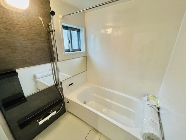 音羽草田町|シックなアクセントが落ち着くお風呂！１坪タイプで男性でも足を伸ばして入浴出来ます！