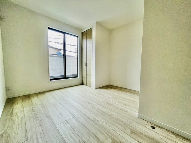 音羽草田町|【６帖の洋室】バルコニーに面しており、南向きのお部屋なので明るいです♪