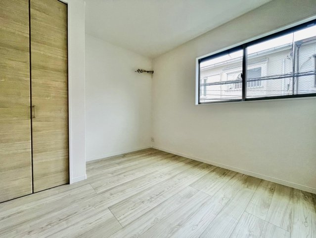 音羽草田町|【５．１帖の洋室】真ん中のお部屋なので、お子様のお部屋としてお使いください♪