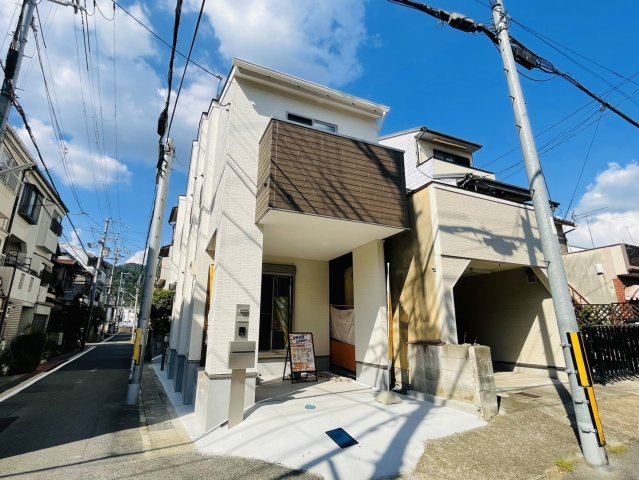 音羽草田町|【祝・完成！】　南西角地につき日当たり良好！！広い間口からはたっぷりと光を取り込めます♪