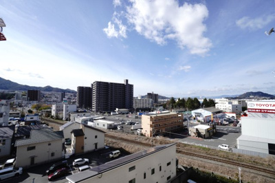 【展望】 | 【上質リノベ】ヒューマンズシティ矢野 | 【四季を感じる】
四季の移ろい・爽やかな青空や風を感じられ
自然を愉しめるパノラマビュー。
毎日の暮らしに余裕を感じさせてくれる、
遮る物の無い開放的な眺望を是非、ご堪能ください。