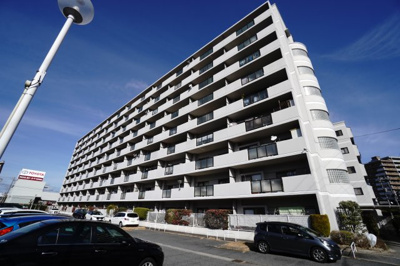 【外観】 | 【上質リノベ】ヒューマンズシティ矢野 | 【耐震性】
耐震性の高さを判断するポイントは、
建築確認申請日が1981年6月1日以降の
新耐震基準に適合しているかどうか。
震度６程度の大地震でも
建物が崩壊しないレベルが基準になりました。