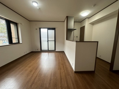 【居間・リビング】 | 岡崎ガーデンズ | 北、東角住戸につき、陽当たり、通風良好な2SLDKのお住まい♪