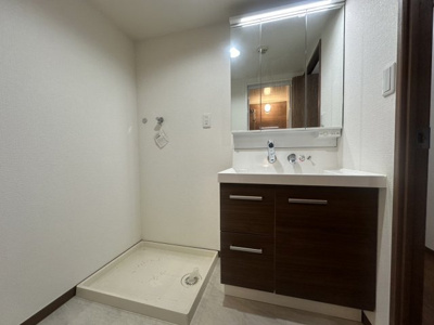【独立洗面台】 | 岡崎ガーデンズ | 三面鏡裏もすべて収納になっており、細かな物もたっぷり収納出来ます♪
