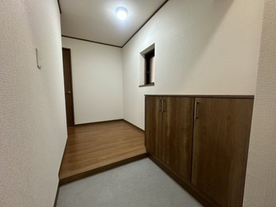 【玄関】 | 岡崎ガーデンズ | 角住戸ならではの玄関ホールに窓があり採光、通風が良好です♪