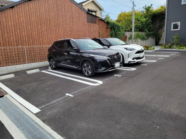 ウエスタンハイツ17の駐車場