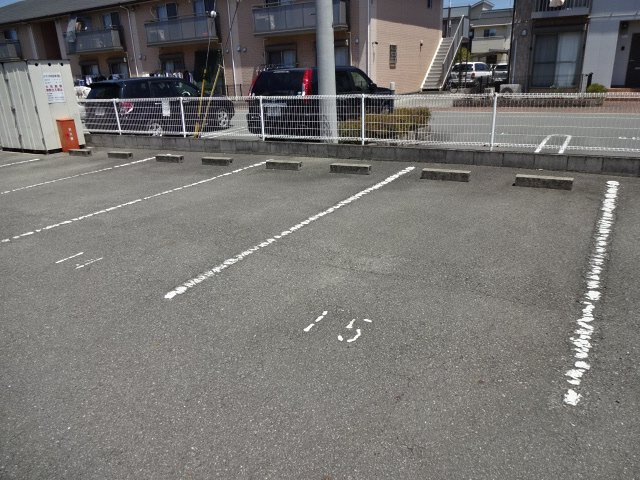 Ｍ’ｓ　フラッツの駐車場