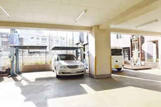 【駐車場】 | マンションの駐車場スペース。空きの有無や駐車料金、サイズ規定などについては、改めてお問い合わせください。～即日のご見学可能～　お問合せはお気軽にどうぞ。