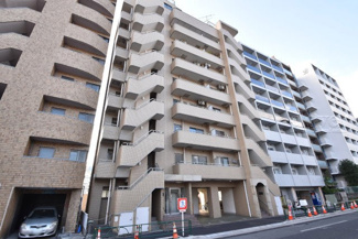 【外観】 | 手入れの行き届いた外壁やエントランスなど、「見ればわかる」レベルで清潔感を保ったマンションです。築年数を感じさせない姿で皆様をお出迎えします。～即日のご見学可能～　お問合せはお気軽にどうぞ。