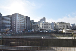 【展望】 | 眼前に広がる空の雄大さと、このお部屋の自慢の一つである「眺望」をご覧ください。毎日、この景色を独り占めできる新生活に夢が広がります。～即日のご見学可能～　お問合せはお気軽にどうぞ。
