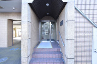 【エントランス】 | 広々としたエントランスホール。入口の門をくぐった先にある、開放感と清潔感をあわせもつ空間です。お客様をお出迎えする際の、ロビーの役割も果たします。～即日のご見学可能～　お問合せはお気軽にどうぞ。