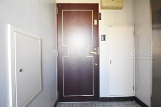 【その他共用部分】 | 皆様をお迎えする、お部屋の玄関ドア。開けやすさや開放角度、ドアノブの操作しやすさや鍵の形状などを、現地で一度ご確認ください。～即日のご見学可能～　お問合せはお気軽にどうぞ。