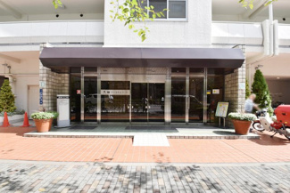 【エントランス】 | お客様を、そして住人を出迎えてくれるマンションのエントランス。ゴミが落ちていないことからも、管理状態の良さや住民の節度の高さが見て取れます。～即日のご見学可能～　お問合せはお気軽にどうぞ。