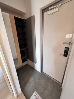 【玄関】 | ゼピュロスみどりのA