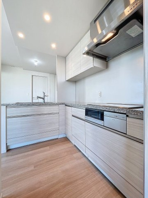 【キッチン】 | スカイズタワー&ガーデン | ★使いやすいL字型キッチン！グリル付きでお料理の幅も広がります★