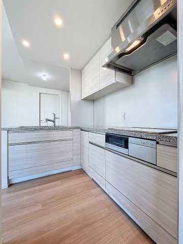 【キッチン】 | スカイズタワー&ガーデン | ★使いやすいL字型キッチン！グリル付きでお料理の幅も広がります★