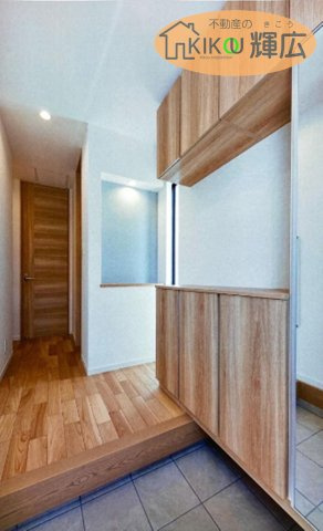 【玄関】 | 加古川市別府町新野辺北町2丁目　中古戸建 | 玄関には大型シューズBOX付きですので、ご家族様の履物が収納出来ます。