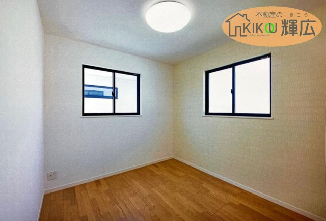 【洋室】 | 加古川市別府町新野辺北町2丁目　中古戸建 | 2F洋室は約5.23帖ございます。二面採光で陽当たり良好です。