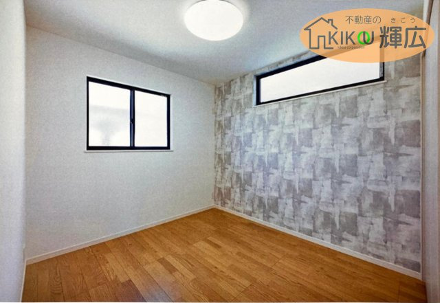 【寝室】 | 加古川市別府町新野辺北町2丁目　中古戸建 | 2F洋室は約7帖ございます。二面採光で陽当たり良好です。