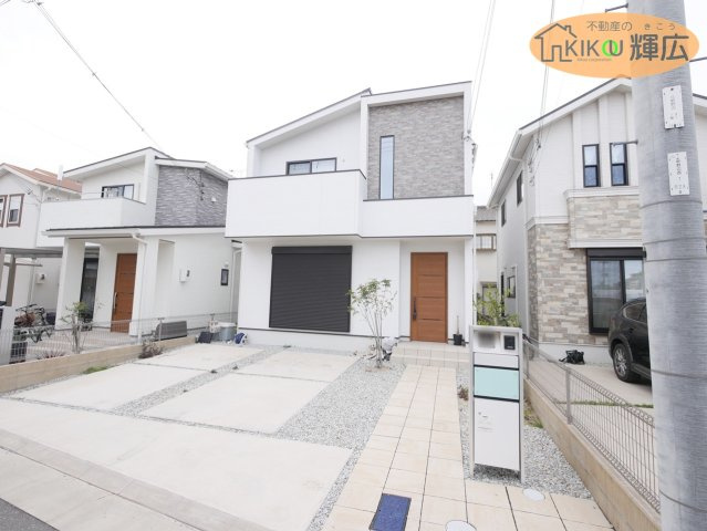 【外観】 | 加古川市別府町新野辺北町2丁目　中古戸建 | 土地面積126.64平米の4LDKです。現況、居住中ですが現地ご案内は出来ます。また、令和4年築の中古戸建てですので、室内大変綺麗にご使用頂いております。