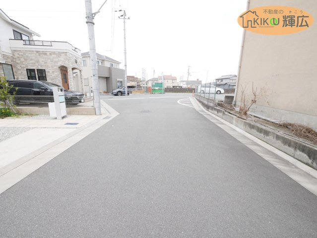 【周辺】 | 加古川市別府町新野辺北町2丁目　中古戸建 | 前面道路は広々としておりますので、お車の運転が苦手な方でも安心ですね。