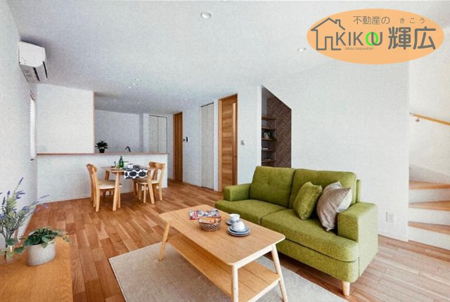 【居間・リビング】 | 加古川市別府町新野辺北町2丁目　中古戸建 | リビングは約17.75帖ございます。形の良い間取りですので家具の配置がしやすいです。