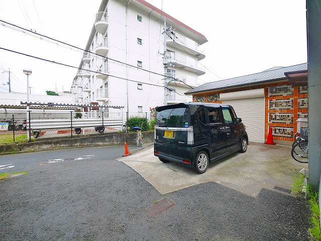 清山荘の駐車場|車をお持ちの方に嬉しい駐車場付きの物件です