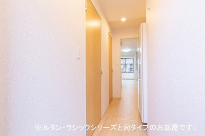 【その他】 | レインボー稲荷口 | 収納もある玄関です