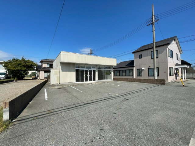 林崎町２丁目店舗の駐車場