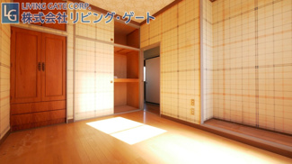 【洋室】 | 南アルプス市飯野 角地 公園が近い中古戸建 4LDK | 2階6帖洋室。収納力が自慢のお部屋です。